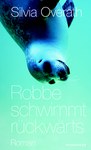 Robbe schwimmt rückwärts